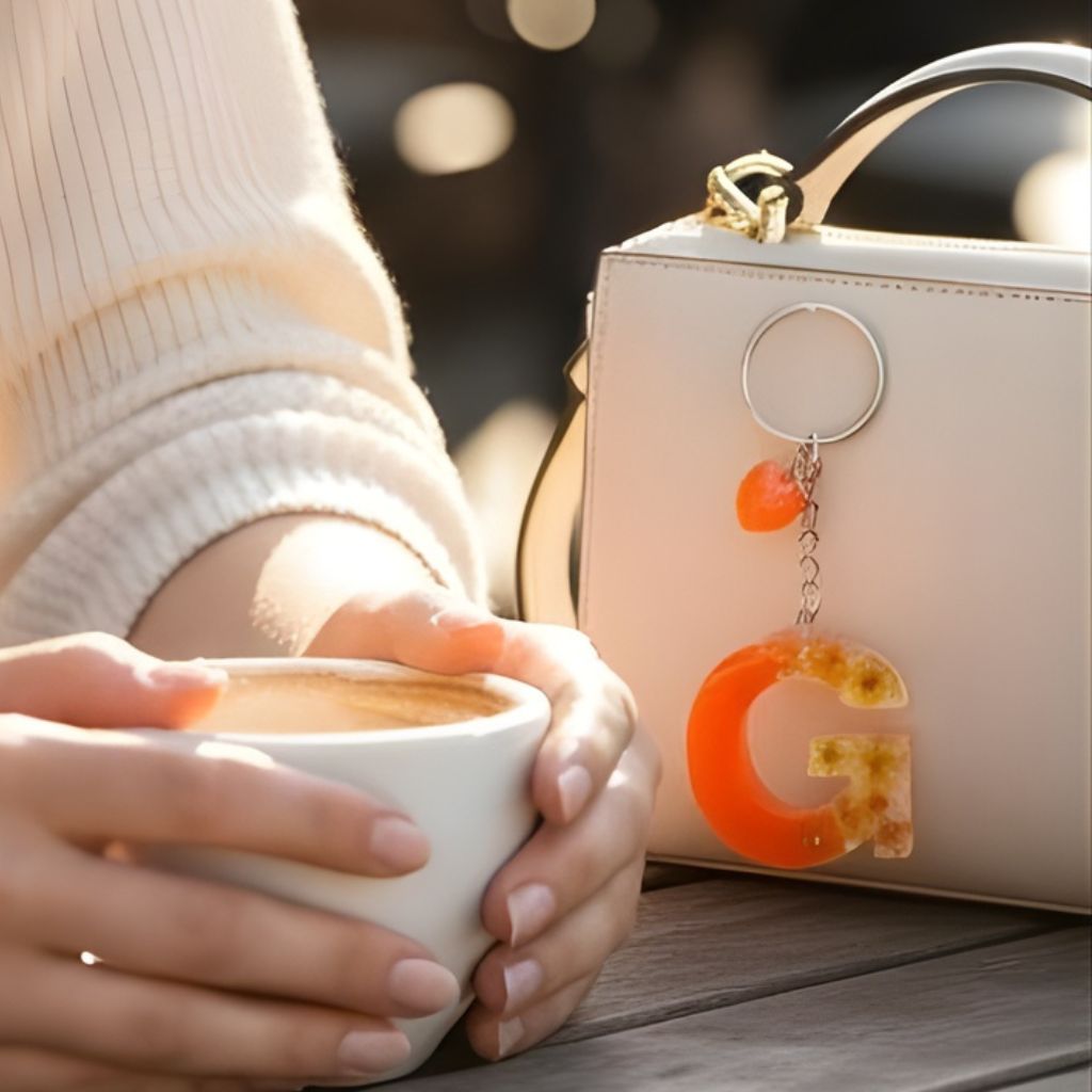 Resin Initial Keychain G – Natural Dried Flower