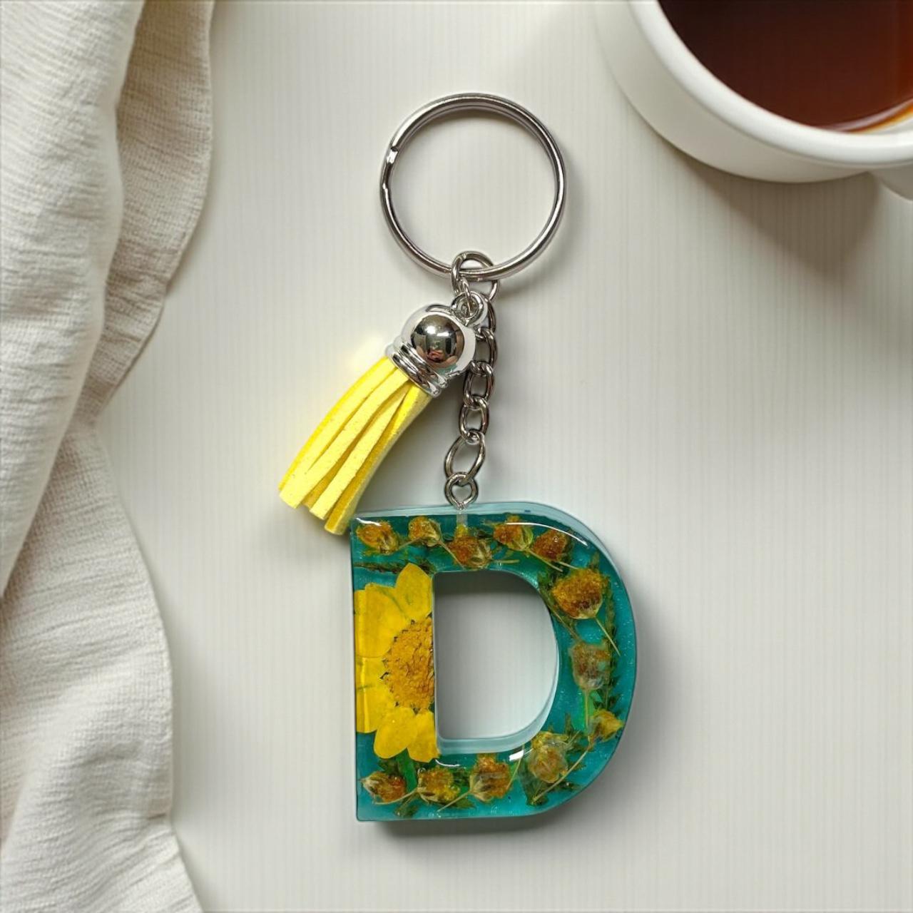 Resin Initial Keychain D – Natural Dried Flower