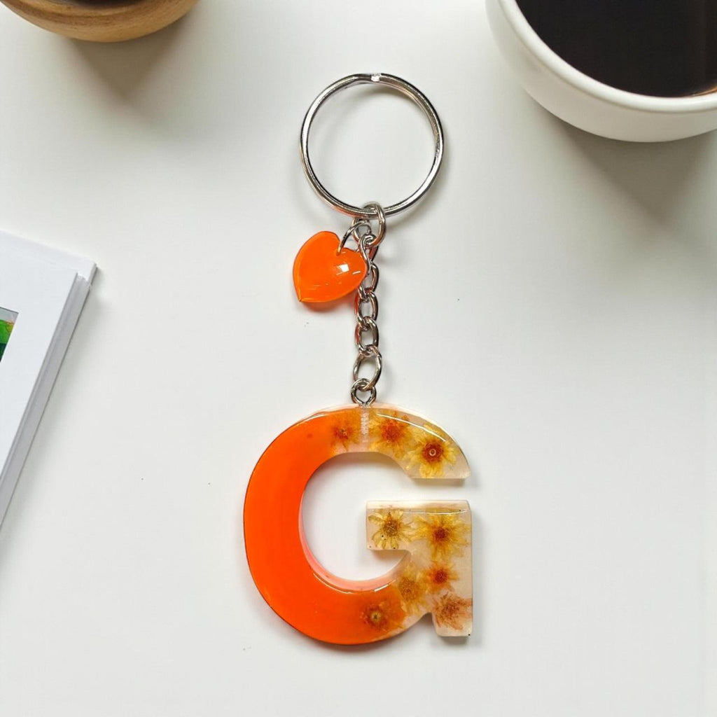Resin Initial Keychain G – Natural Dried Flower