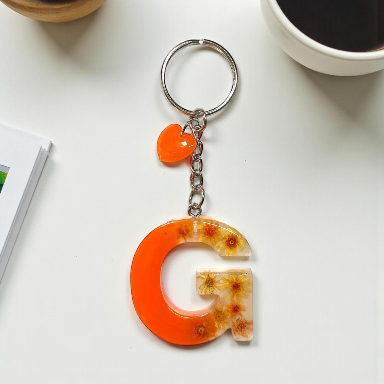 Resin Initial Keychain G – Natural Dried Flower