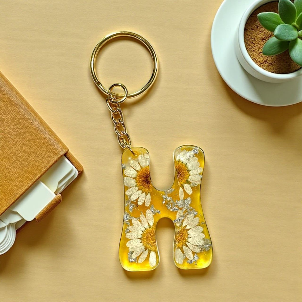 Resin Initial Keychain H – Natural Dried Flower