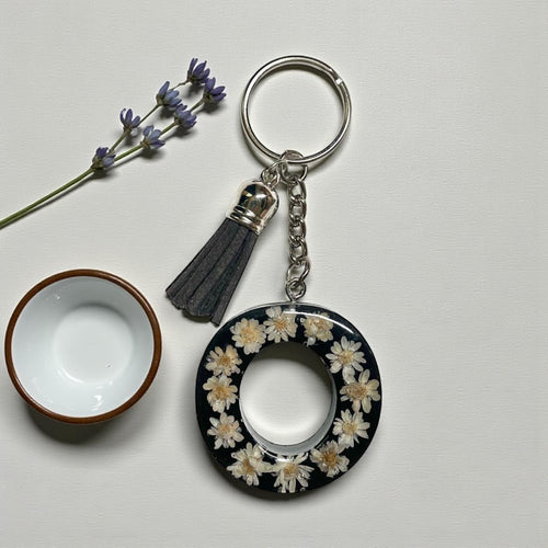 Resin Initial Keychain O  – Natural Dried Flowers