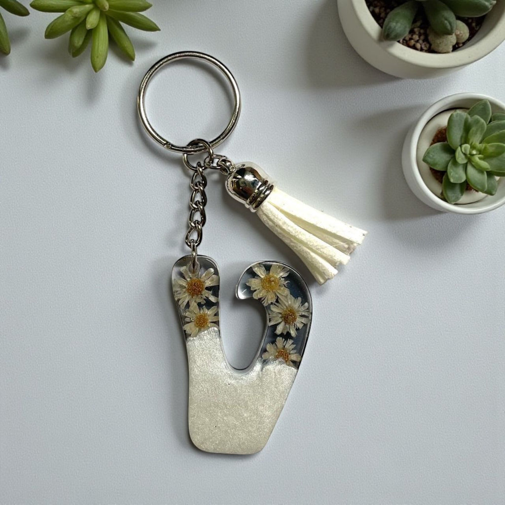 Resin Initial Keychain V – Natural Dried Flowers